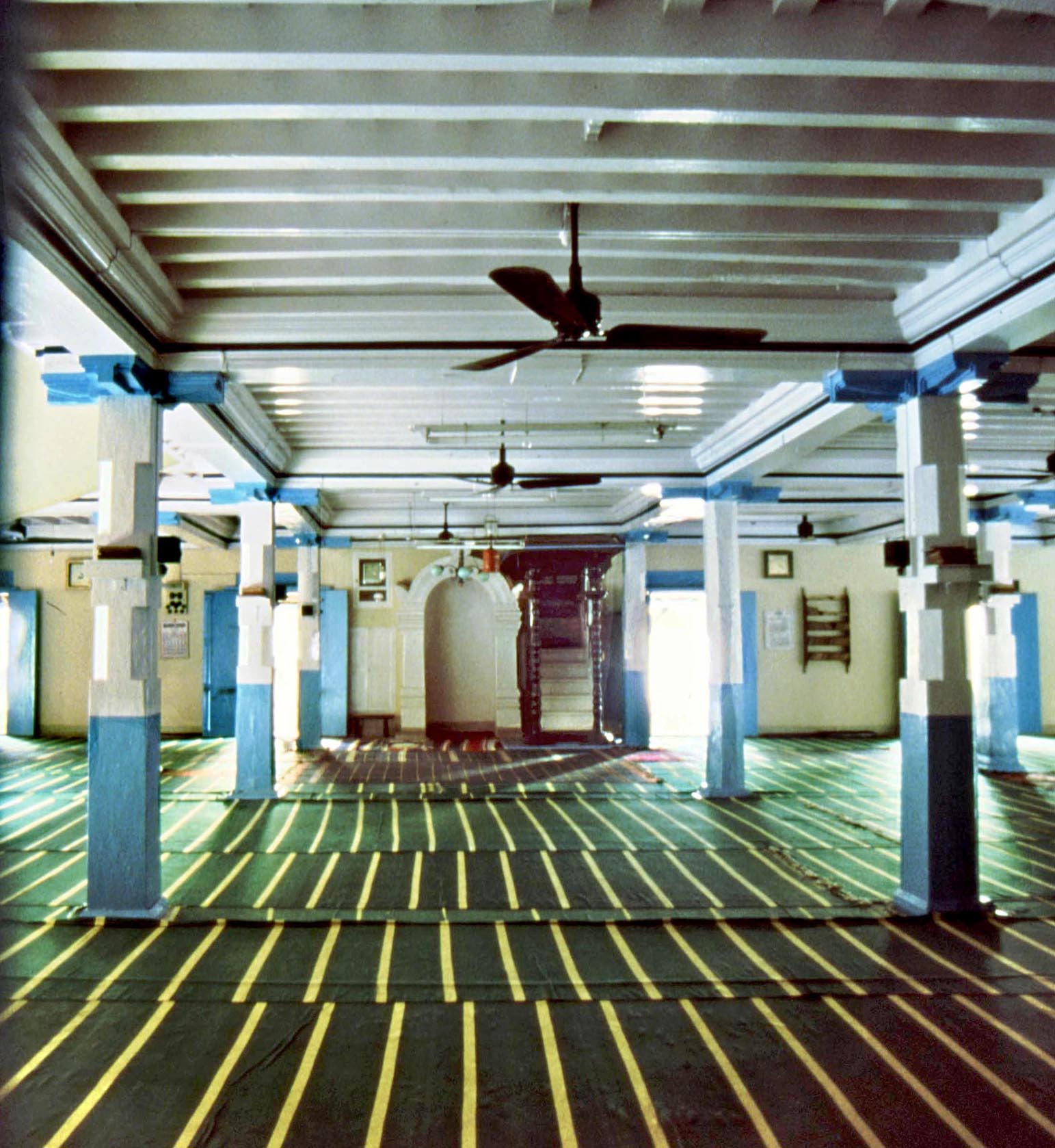 Malabar_Mosques,_Calicut_Jami`,_interior